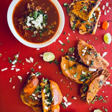 Plato de Birria en consomé